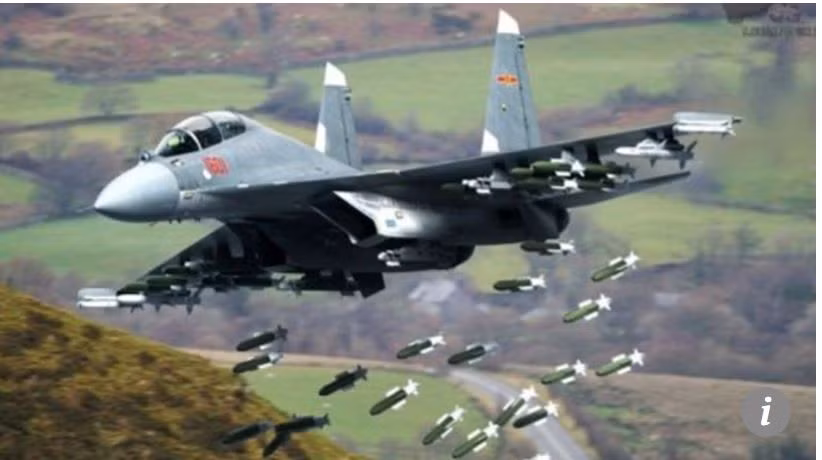 Giống như nhiều loại chiến đấu cơ chủ lực nguy hiểm khác mà Trung Quốc đang sử dụng, J-16 cũng được thiết kế dựa trên nguyên mẫu là một tiêm kích của Liên Xô đó là Sukhoi Su-30 nhưng lại được sử dụng động cơ nội địa do Trung Quốc tự sản xuất. Nguồn ảnh: Sina.