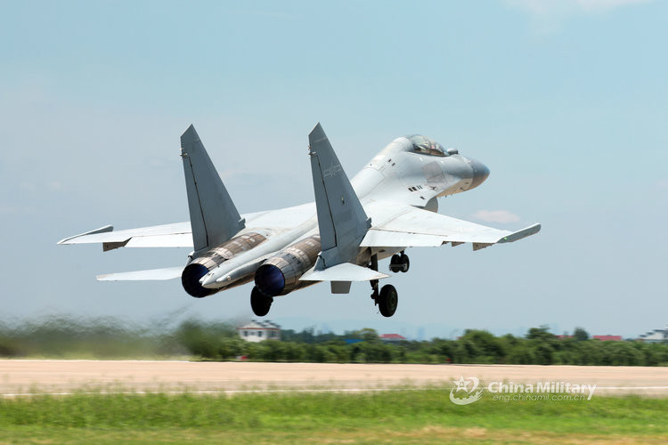 Đặc biệt, truyền thông Trung Quốc từng nhấn mạnh phiên bản J-16D hiện đang được hoàn thiện của nước này có sức chiến đấu mạnh ngang với EA-18G Growler - loại tiêm kích áp chế điện tử mạnh bậc nhất thế giới hiện nay đang được Không quân Mỹ sử dụng. Nguồn ảnh: Chinamilitary.
