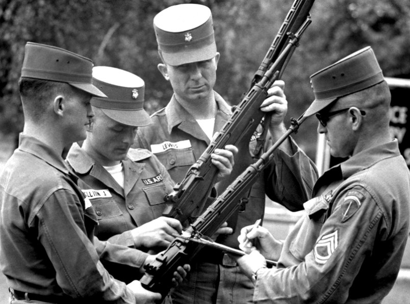 Mẫu súng trường này sử dụng đạn 7,62x51mm chuẩn NATO, thực tế thì do quá trình sản xuất bị đình trệ quá lâu nên chỉ duy nhất Sư đoàn dù 101 của Mỹ được trang bị đủ loại súng này, các sư đoàn khác của Quân đội Mỹ tham chiến ở miền Nam Việt Nam vẫn sử dụng các mẫu súng có từ thời Chiến tranh Thế giới thứ 2. Nguồn ảnh: Thearchive.