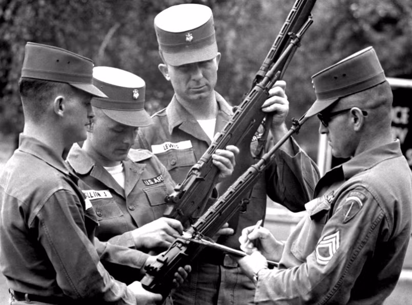 Mẫu súng trường này sử dụng đạn 7,62x51mm chuẩn NATO, thực tế thì do quá trình sản xuất bị đình trệ quá lâu nên chỉ duy nhất Sư đoàn dù 101 của Mỹ được trang bị đủ loại súng này, các sư đoàn khác của Quân đội Mỹ tham chiến ở miền Nam Việt Nam vẫn sử dụng các mẫu súng có từ thời Chiến tranh Thế giới thứ 2. Nguồn ảnh: Thearchive.