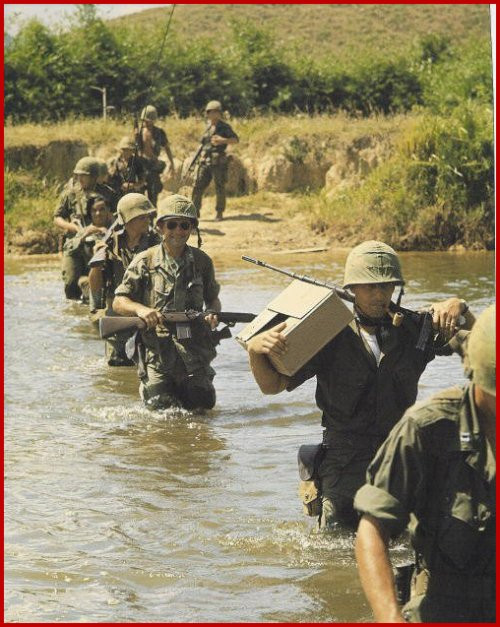 Vốn dĩ được ra đời để thay thế... bảy loại súng đang sử dụng trong Quân đội Mỹ trước đó, M14 phải gánh trọng trách của M1 Grand, M1903 Springfield, M1917 Enfield, M1 Carbine, M3 Grease, M1928 Thompson và M1918 BAR. Nguồn ảnh: Thearchive.