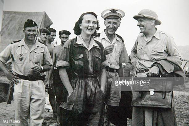 Do quá thiếu quân, Pháp thậm chí còn thả xuống chiến trường Điện Biên Phủ nhiều nhóm nữ y tá. Tổng cộng có khoảng 15 nữ y tá được Pháp thả xuống chiến trường này trong đó người nổi tiếng nhất là Genevieve de Galard. Bà đã bám trụ ở Điện Biên tới giờ phút cuối cùng. Nguồn ảnh: HAISALP.