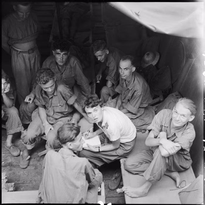 Sau khi đầu hàng, Galard chịu trách nhiệm chăm sóc cho các thương binh Pháp bị ta bắt làm tù binh. Tuy nhiên ngay sau đó, phía Việt Minh đã liên hệ với Chữ Thập Đỏ để trao trả người nữ tù binh duy nhất được lính Pháp gọi với biệt danh "Thiên Thần Điện Biên Phủ" này. Nguồn ảnh: HAISALP.