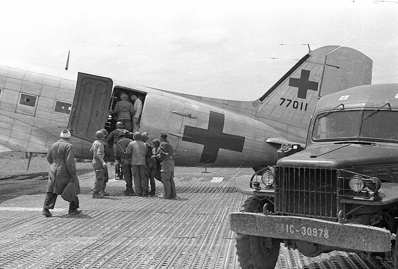 Do cách duy nhất để ra - vào Điện Biên Phủ là bằng đường không, việc ta chiếm được sân bay và dàn trận pháo cao xạ xung quanh Điện Biên Phủ đã khiến thương binh Pháp không thể sơ tán được, gây ra tình trạng ứ đọng thương binh lên tới hơn 4.000 người sau cứ điểm tưởng chừng không thể bị đánh bại này sụp đổ. Nguồn ảnh: HAISALP.