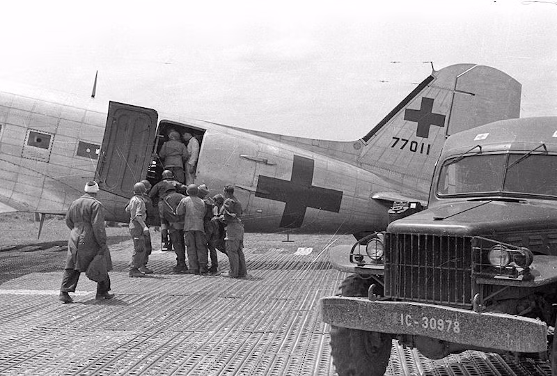 Do cách duy nhất để ra - vào Điện Biên Phủ là bằng đường không, việc ta chiếm được sân bay và dàn trận pháo cao xạ xung quanh Điện Biên Phủ đã khiến thương binh Pháp không thể sơ tán được, gây ra tình trạng ứ đọng thương binh lên tới hơn 4.000 người sau cứ điểm tưởng chừng không thể bị đánh bại này sụp đổ. Nguồn ảnh: HAISALP.