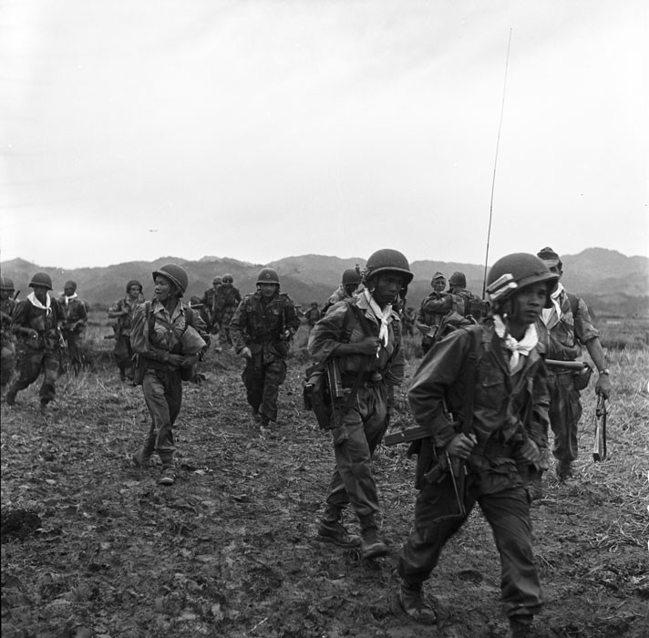 Tổng quân số lúc đỉnh điểm của Pháp trong trận Điện Biên Phủ là 20.000 lính, trong đó có nhiều đơn vị được coi là "thiếu tinh thần kỷ luật, khả năng tác chiến kém" trước đây bị Pháp loại ra khỏi Điện Biên Phủ nay cũng được huy động trở lại khi các tuyến phòng thủ của cứ điểm này gần như sắp bị chọc thủng. Nguồn ảnh: HAISALP.