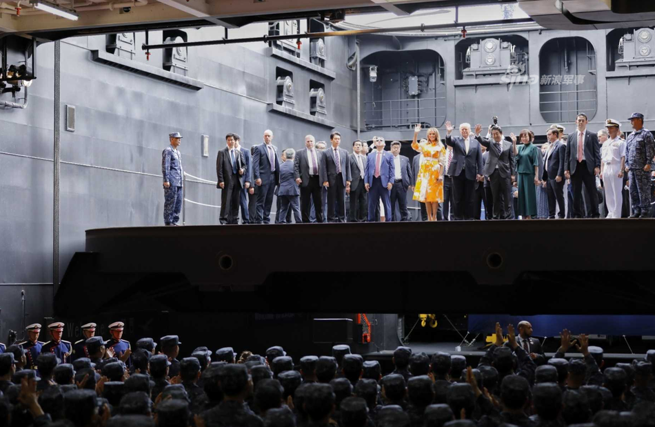Tổng thống Donald Trump cùng Đệ nhất Phu nhân thăm 500 thuỷ thủ và binh sĩ trên tàu sân bay JS Kaga hôm 28/5 vừa rồi. Nguồn ảnh: Sina.