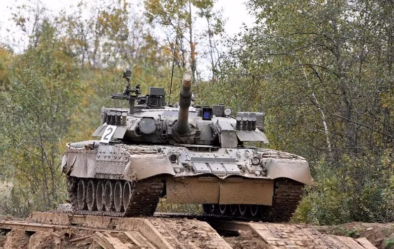 Bắt đầu được phục vụ trong biên chế quân đội Liên Xô từ năm 1976, xe tăng chủ lực T-80 tới nay vẫn được coi là loại xe tăng đắt đỏ nhất từng được quân đội Liên Xô/Nga sử dụng. Loại xe tăng này hiện đang phục vụ trong biên chế quân đội Nga, Belarus, Cộng hoà Síp, Kazakhstan, Pakistan, Ukraine và thậm chí là Hàn Quốc. Nguồn ảnh: QQ.