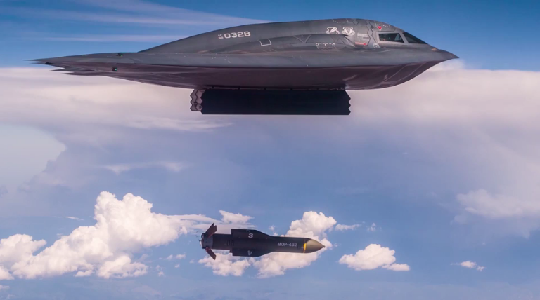 Theo các thông số kỹ thuật được Mỹ công bố, loại bom này có chiều dài tổng cộng 6,2 mét, đường kính 0,8 mét và mang theo đầu đạn nặng 2,4 tấn loại đầu đạn nổ mạnh. Siêu bom GBU-57 MOP có khả năng xuyên sâu tối đa 61 mét vào trong lòng đất, phá huỷ và làm sập mọi hệ thống công trình ngầm trong bán kính nổ của nó. Nguồn ảnh: Sina.