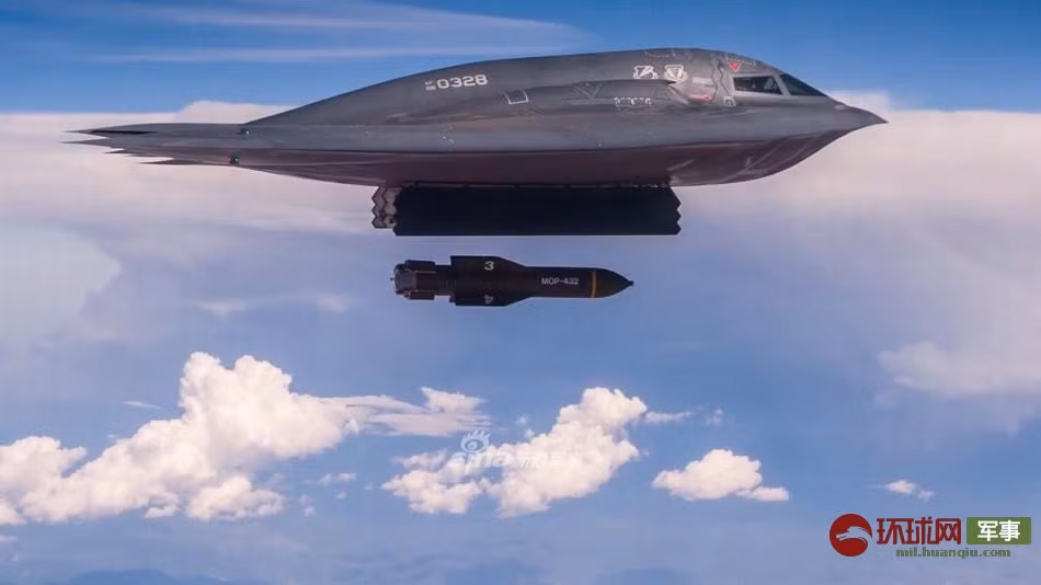 Loại bom phi hạt nhân được máy bay ném bom B-2 triển khai trong đoạn video trên là GBU-57 MOP - Một trong những vũ khí phi hạt nhân mạnh nhất của Không quân Mỹ, được thiết kế giành riêng cho nhiệm vụ phá boongke, hầm ngầm. Nguồn ảnh: Sina.