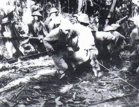 Trận Điện Biên Phủ cũng là một biểu tượng của chiến tranh nhân dân khi có hàng chục vạn dân công tham gia vào quá trình hậu cần phục vụ cho toàn chiến dịch. Nguồn ảnh: TL.