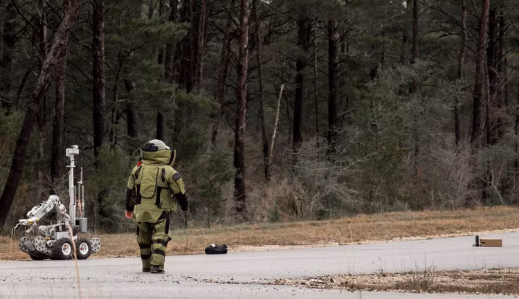 Mặc dù lính công binh Mỹ được trang bị những bộ quần áo chuyên dụng nặng hàng chục kilogram, có khả năng chống sốc và chống mảnh văng rất tốt nhưng nếu mắc sai lầm, rất khó để những bộ quần áo hạng nặng này có thể bảo toàn nguyên vẹn được thân thể của người lính.