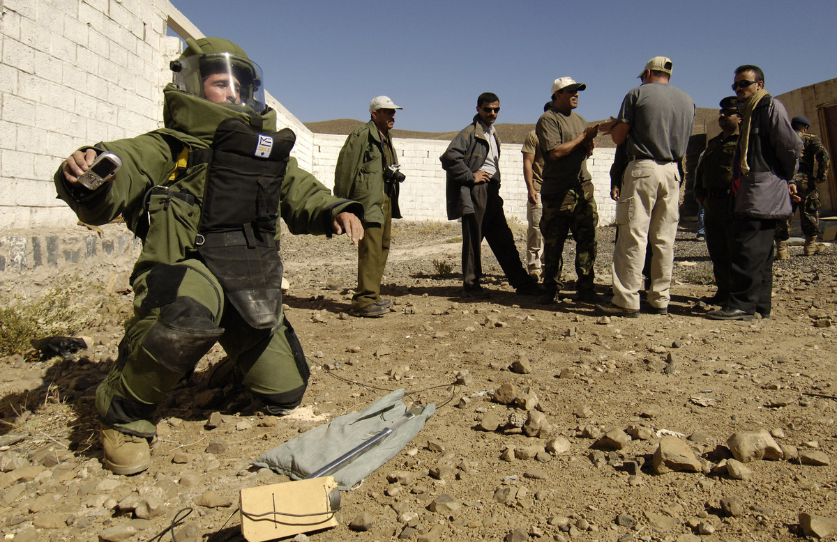 Một điều rất đáng chú ý đó là khi mặc những bộ quần áo chuyên dụng dành cho gỡ vật liệu nổ này, tay của người lính sẽ luôn được để trần và không có gì che chắn. Điều này đảm bảo khi thao tác, người lính có thể cảm nhận chính xác được những động tác mà mình đang thực hiện.