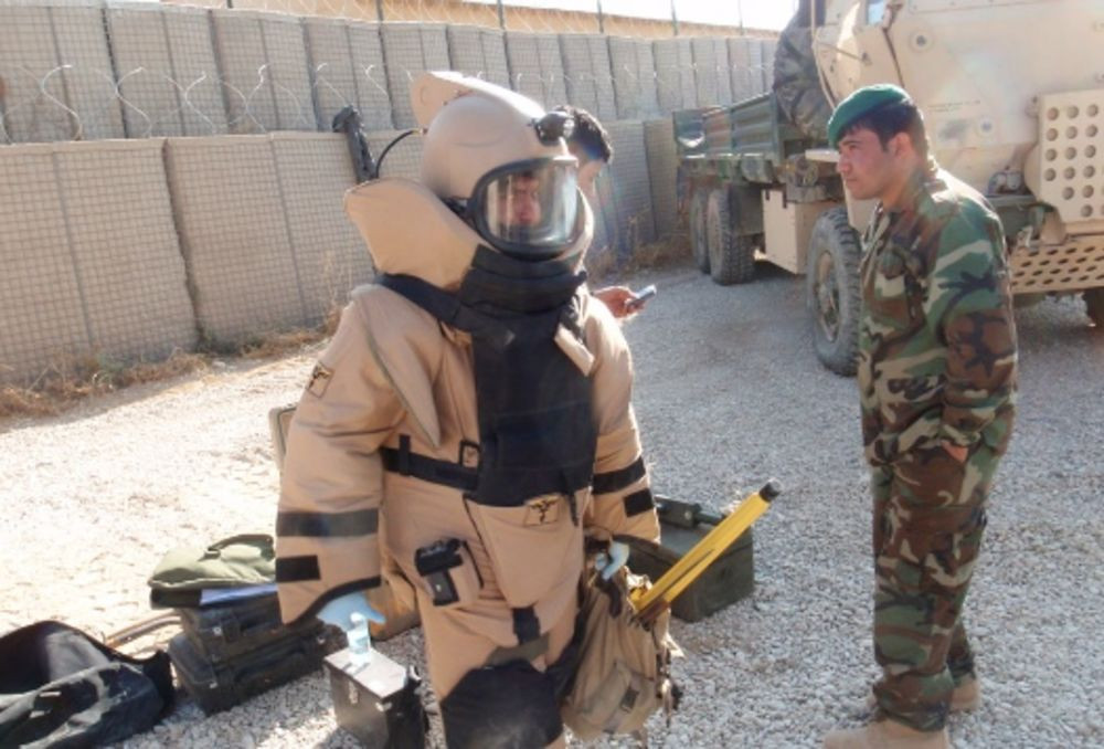 Tuy nhiên đổi lại, nguy cơ cao là người lính sẽ mất hoàn toàn cả hai bàn tay nếu vật liệu phát nổ bất ngờ - đó là trong trường hợp may mắn những bộ phận khác của anh ta vẫn còn nguyên.