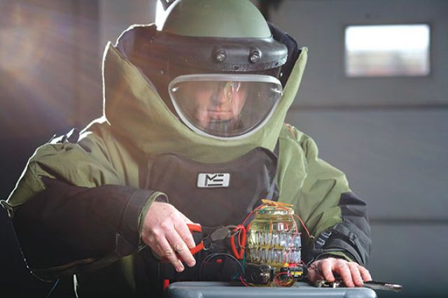 Trong một vài trường hợp, thiết bị nổ được đặt ở những khu vực quan trọng nên không thể kích nổ được, buộc những người lính công binh phải có mặt và thực hiện tháo ngòi nổ một cách thủ công.