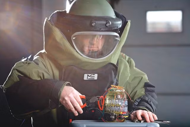 Trong một vài trường hợp, thiết bị nổ được đặt ở những khu vực quan trọng nên không thể kích nổ được, buộc những người lính công binh phải có mặt và thực hiện tháo ngòi nổ một cách thủ công.