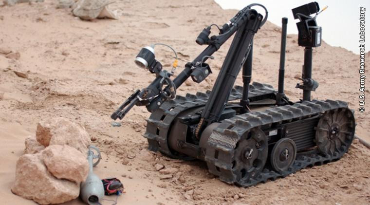 Rất nhiều công nghệ hiện đại đã được ra đời để thay thế cho công việc gỡ mìn bằng tay. Tuy nhiên không phải lúc nào các thiết bị này cũng tỏ ra có tác dụng và nhiều khi, những người lính vẫn phải trực tiếp thực hiện công việc này dù biết rằng rất nguy hiểm. Nguồn ảnh: BI.