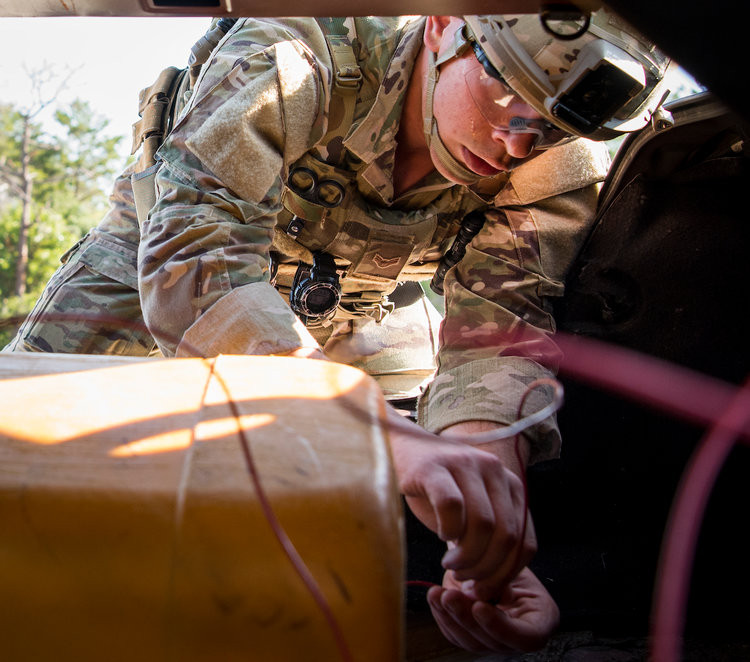 Với nhiệm vụ tiếp xúc trực tiếp và gỡ vật liệu nổ bằng tay, chỉ một sai sót nhỏ cũng có thể khiến những người lính này bị thương nặng hoặc tử vong ngay lập tức. Nói cách khác, sự nghiệp của một người lính gỡ bom mìn sẽ kết thúc ngay sau khi anh ta mắc sai lầm.