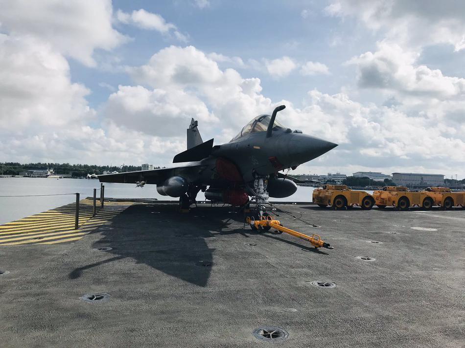 Tàu có chiều dài 261 mét và lườn rộng 64 mét, mớm nước tối đa 9,4 mét. Tàu có khả năng mang theo tối đa 40 máy bay các loại trong đó chủ yếu là các tiêm kích Rafale M do Pháp sản xuất. Nguồn ảnh: Sina.