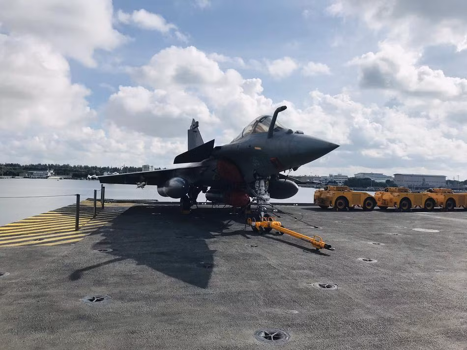 Tàu có chiều dài 261 mét và lườn rộng 64 mét, mớm nước tối đa 9,4 mét. Tàu có khả năng mang theo tối đa 40 máy bay các loại trong đó chủ yếu là các tiêm kích Rafale M do Pháp sản xuất. Nguồn ảnh: Sina.