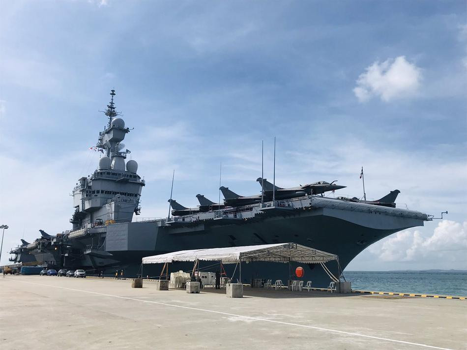 Năm 1993, trong quá trình đóng mới tàu sân bay hạt nhân này đã khiến mối quan hệ giữa Anh và Pháp bị sứt mẻ khi một nhóm phóng viên mang mác của tạp chí The Guardian được lên thăm quan tàu sau đó bị Pháp phát hiện ra lại là... tình báo MI6 của Anh đang có ý định ăn cắp công nghệ làm lò phản ứng hạt nhân trên tàu. Nguồn ảnh: Sina.