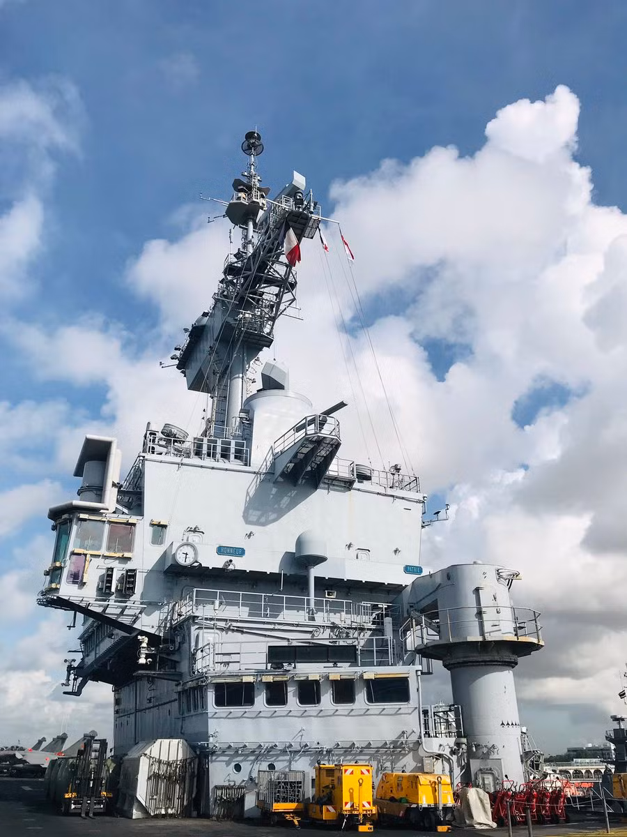 Không giống như các tàu sân bay hạt nhân của Mỹ đều có độ giãn nước hàng trăm nghìn tấn, tàu sân bay hạt nhân của Pháp chỉ bé chưa bằng một nửa với độ giãn nước tối đa 42.000 tấn. Nguồn ảnh: Sina.