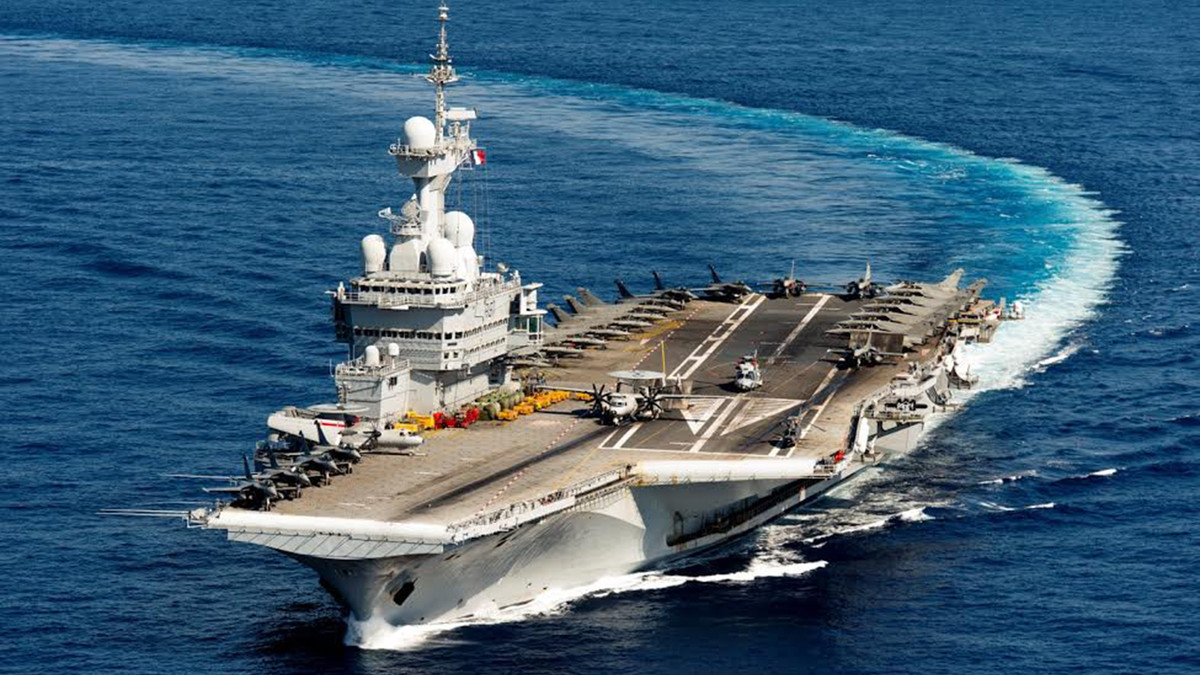 Tàu sân bay này của Pháp cũng vừa trải qua quá trình bảo dưỡng, nâng cấp đại tu giữa dòng đời bắt đầu từ năm 2017. Quá trình đại tu này kéo dài 18 tháng và tới tháng 9/2018 tàu tiếp tục quay trở lại hoạt động bình thường. Nguồn ảnh: Sina.