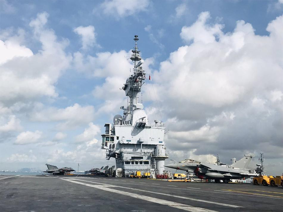 Trong chuyến thăm tới Hong Kong và Singapore, tàu sân bay Charles de Gaulle đã mở cửa khi neo đậu tại Singapore, cho phép người dân địa phương lên tàu tham quan. Nguồn ảnh: Sina.