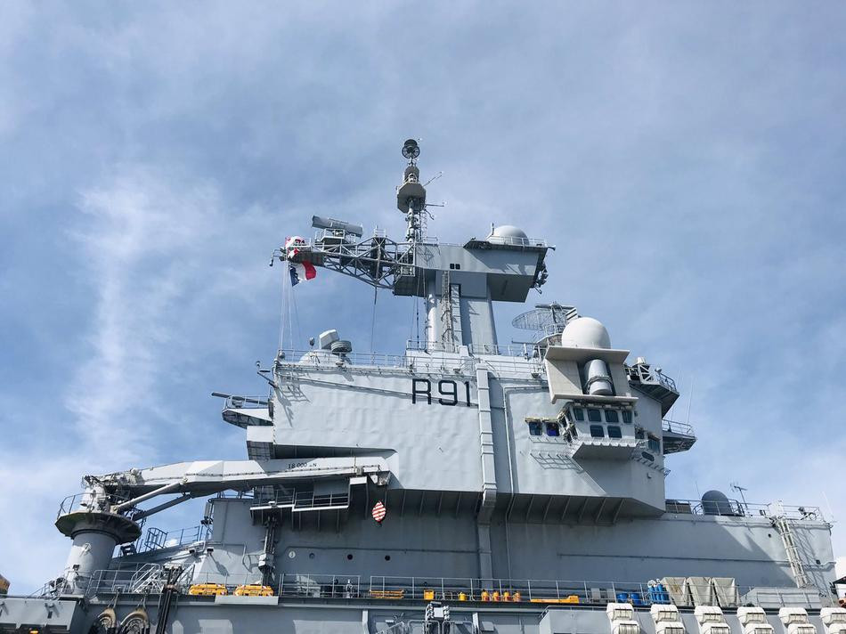 Nếu tính trong toàn bộ chiều dài lịch sử của Hải quân Pháp, tàu sân bay Charles de Gaulle là tàu sân bay thứ 10 mà nước này sở hữu. Đây hiện tại cũng là tàu sân bay đúng nghĩa duy nhất trong biên chế của Hải quân Pháp. Nguồn ảnh: Sina.