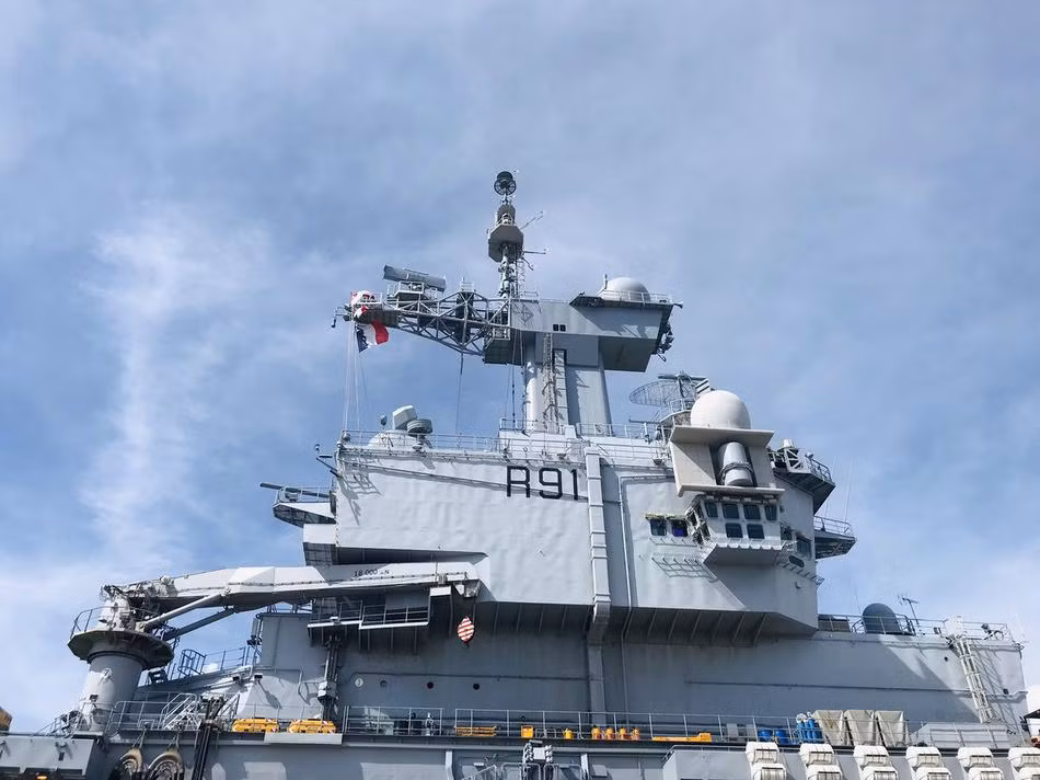 Nếu tính trong toàn bộ chiều dài lịch sử của Hải quân Pháp, tàu sân bay Charles de Gaulle là tàu sân bay thứ 10 mà nước này sở hữu. Đây hiện tại cũng là tàu sân bay đúng nghĩa duy nhất trong biên chế của Hải quân Pháp. Nguồn ảnh: Sina.