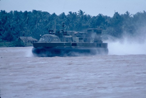 Cả sáu tàu đệm khí được Mỹ dùng ở Việt Nam đều có thiết kế giống nhau với trọng lượng 7,1 tấn, chiều dài 11.84 mét và rộng 7.24 mét. Tàu sử dụng một động cơ 1000 mã lực, cho phép nó di chuyển được với tốc độ tối đa lên tới 60 hải lý - tương đương 110 km/h - nhanh hơn mọi loại phương tiện thuỷ, bộ khác mà Mỹ dùng ở Việt Nam thời kỳ này. Nguồn ảnh: Pinterest.