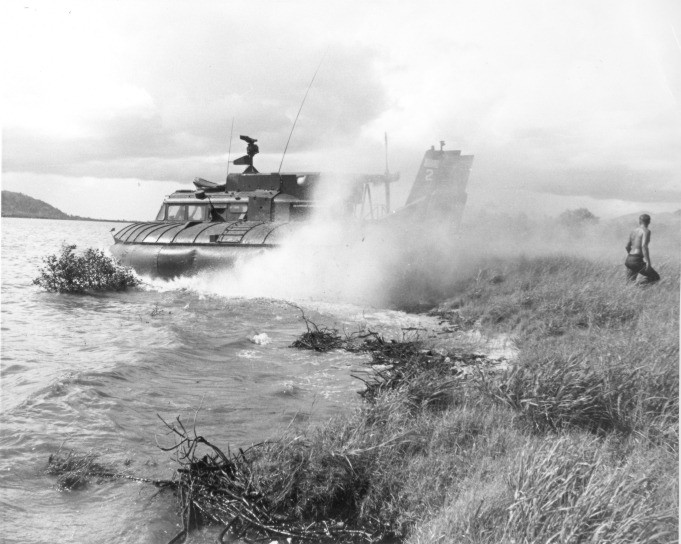 Hoả lực của các tàu đệm khí này cũng khá yếu với chỉ hai khẩu súng máy cỡ nòng 12,7mm kèm theo đó là 2 súng máy M60 cỡ nòng 7,62mm. Nguồn ảnh: Pinterest.