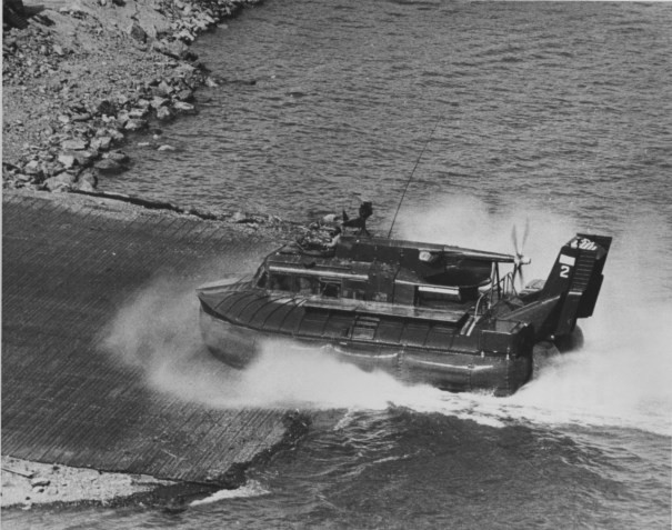 Tàu đệm khí Mỹ dùng trong Chiến tranh Việt Nam có tổng cộng 4 thành viên vận hành và mang theo được tối đa 12 lính. Trên tàu cũng được trang bị hệ thống radar nhưng tàu này lại không được bọc thép, có thể dễ dàng bị tiêu diệt bởi mìn hoặc B-40, B-41. Nguồn ảnh: Pinterest.