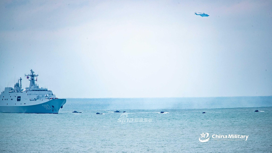 Cuộc tập trận đổ bộ giữa Hải quân Đánh bộ Trung Quốc và Thủy quân Lục chiến Thái Lan diễn ra ở ngoài khơi vùng biển Sán Vĩ, Quảng Đông, Trung Quốc hôm 8/5 vừa rồi. Nguồn ảnh: Sina.