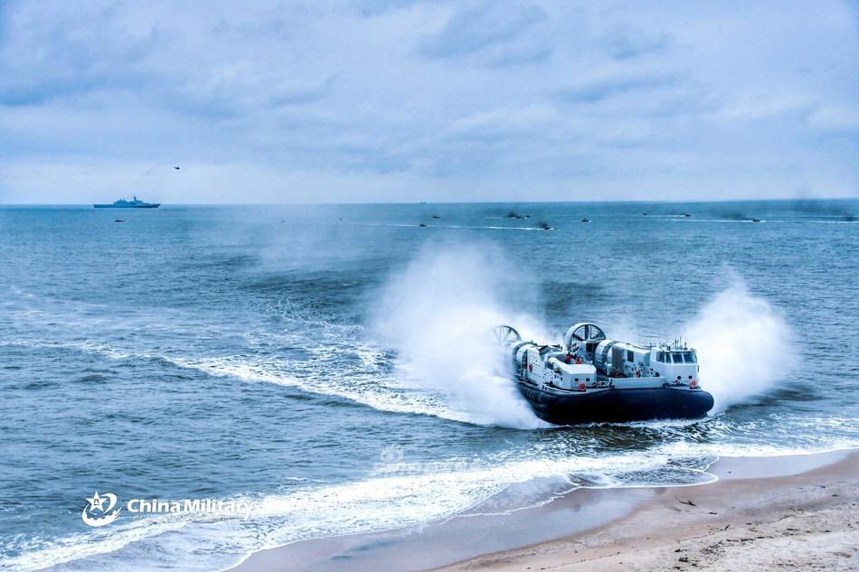 Trong khi đó tàu đệm khí Type 726 của Hải quân Trung Quốc lại có nhiều điểm tương đồng khá lớn với tàu đổ bộ đệm khí LCAC của Hải quân Mỹ. Đây là loại tàu đệm khí kích thước nhỏ, dễ sản xuất hàng loạt đã được Trung Quốc sử dụng từ năm 2007. Nguồn ảnh: Sina.