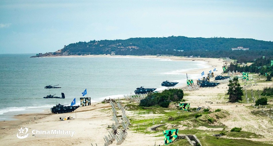 Ngoài ra không thể thiếu được là các phương tiện lưỡng cư loại Type 05 được sử dụng làm nhiệm vụ vận tải lính vào bờ biển và yểm trợ hoả lực, đánh thọc sâu vào đất liền. Nguồn ảnh: Sina.