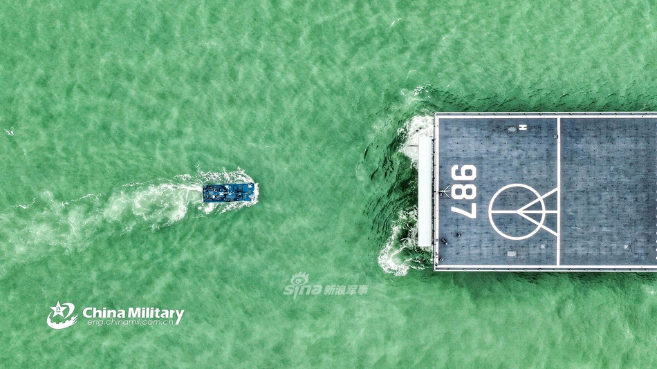 Ngoài ra còn có tàu vận tải đổ bộ số hiệu 987 mang tên Ngũ Chỉ Sơn được đóng theo lớp Type 071. Nguồn ảnh: Sina.