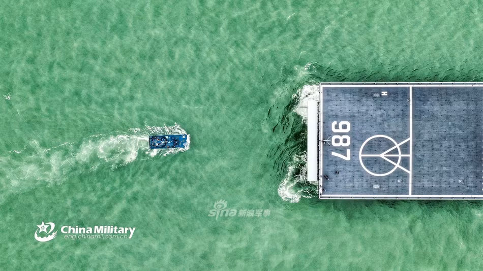 Ngoài ra còn có tàu vận tải đổ bộ số hiệu 987 mang tên Ngũ Chỉ Sơn được đóng theo lớp Type 071. Nguồn ảnh: Sina.