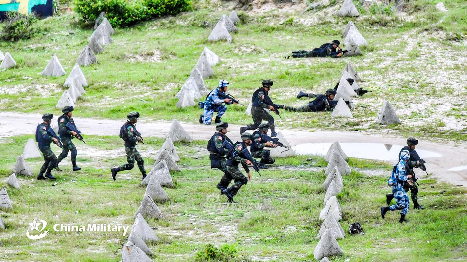 Như thường lệ, trang bị của Hải quân Đánh bộ Trung Quốc vẫn là khẩu QBZ-95 - khẩu súng có thiết kế bullpup hiện đại đang là mẫu súng trường tấn công tiêu chuẩn của Trung Quốc hơn 20 năm nay. Nguồn ảnh: Sina.