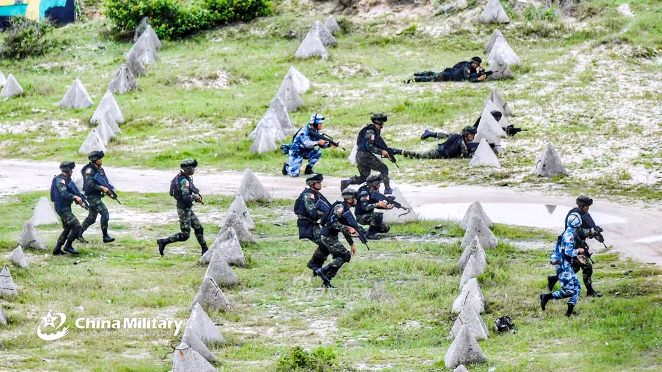 Như thường lệ, trang bị của Hải quân Đánh bộ Trung Quốc vẫn là khẩu QBZ-95 - khẩu súng có thiết kế bullpup hiện đại đang là mẫu súng trường tấn công tiêu chuẩn của Trung Quốc hơn 20 năm nay. Nguồn ảnh: Sina.