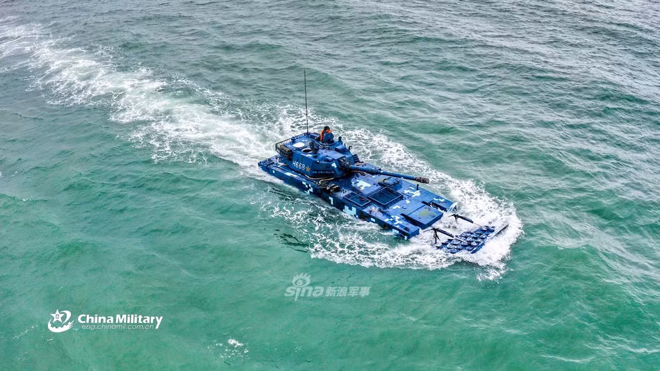 Từ cuối thập niên 90, các xe thiết giáp lưỡng cư ZBD-05 đã bắt đầu được đưa vào biên chế Hải quân Trung Quốc để thay thế dần cho các xe tăng lội nước Type 063A. Nguồn ảnh: Sina.