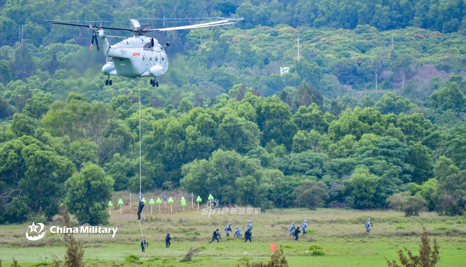 Thực thăng Z-8 làm nhiệm vụ đổ quân trong cuộc tập trận tấn công bờ biển vừa được Quân đội Trung Quốc thực hiện. Nguồn ảnh: Sina.