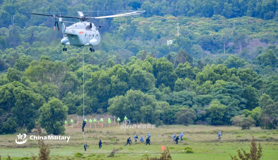Thực thăng Z-8 làm nhiệm vụ đổ quân trong cuộc tập trận tấn công bờ biển vừa được Quân đội Trung Quốc thực hiện. Nguồn ảnh: Sina.