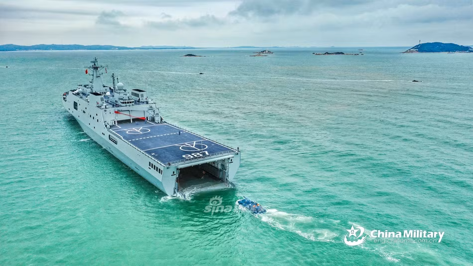 Đây là một trong những tàu đổ bộ hiện đại nhất của Hải quân Trung Quốc, vừa mới dược gia nhập biên chế của Hạm đội Nam Hải năm 2019 này và có độ giãn nước 25.000 tấn. Nguồn ảnh: Sina.