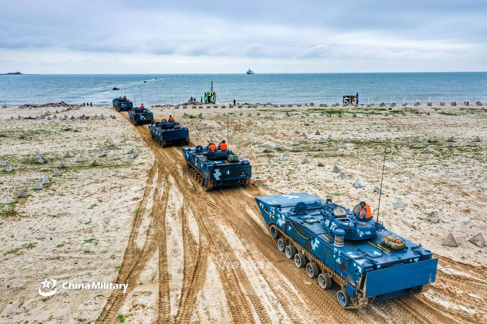 Đây là loại thiết giáp chiến đấu bộ binh có khả năng lội nước tốt, trọng lượng chỉ 26,5 tấn nhưng đổi lại vỏ lại được làm bằng vật liệu nhôm. Nguồn ảnh: Sina.