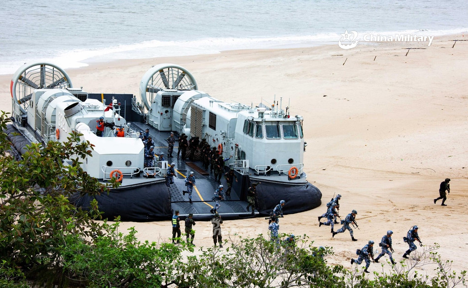 Mỗi tàu đệm khí này có trọng tải tối đa lên tới 60 tấn, đồng nghĩa với việc nó có thể mang theo được một xe tăng chủ lực cùng nhiều binh lính - miễn là còn đủ chỗ. Nguồn ảnh: Sina.