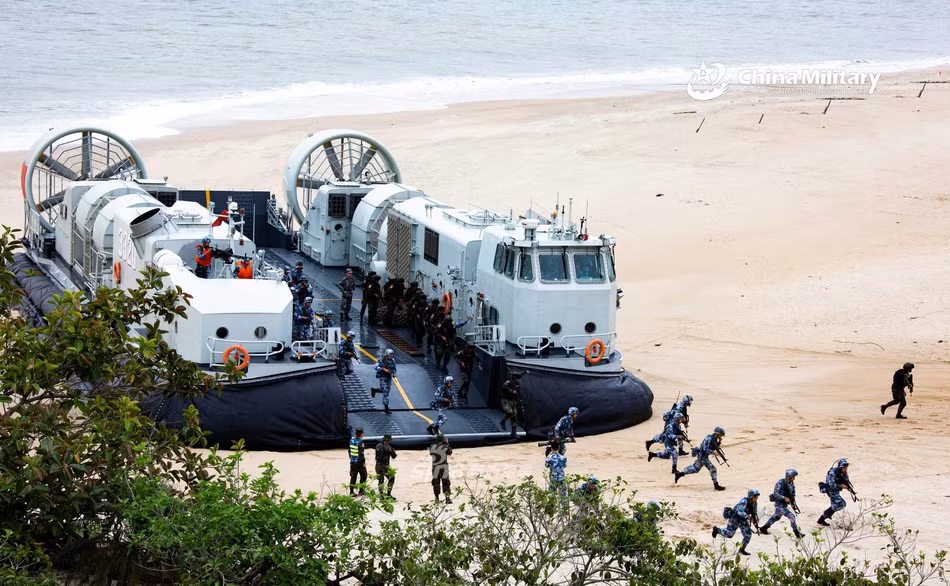 Mỗi tàu đệm khí này có trọng tải tối đa lên tới 60 tấn, đồng nghĩa với việc nó có thể mang theo được một xe tăng chủ lực cùng nhiều binh lính - miễn là còn đủ chỗ. Nguồn ảnh: Sina.