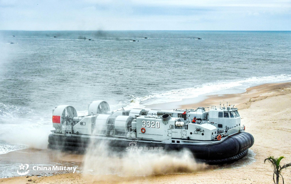 Sự ưu việt của các tàu đệm khí cho phép nó đưa lính cùng phương tiện chiến đấu khác vượt qua bãi biển tiến sâu vào đất liền - khu vực an toàn - trước khi đổ quân. Nguồn ảnh: Sina.