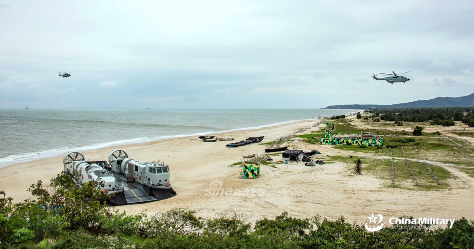 Cuộc tập trận có sự tham gia của nhiều loại khí tài cực kỳ hiện đại hiện đang phục vụ Quân đội Trung Quốc, trong đó bao gồm các tàu đệm khí Type 726 và trực thăng vận tải Z-8 làm nhiệm vụ chở quân. Nguồn ảnh: Sina.