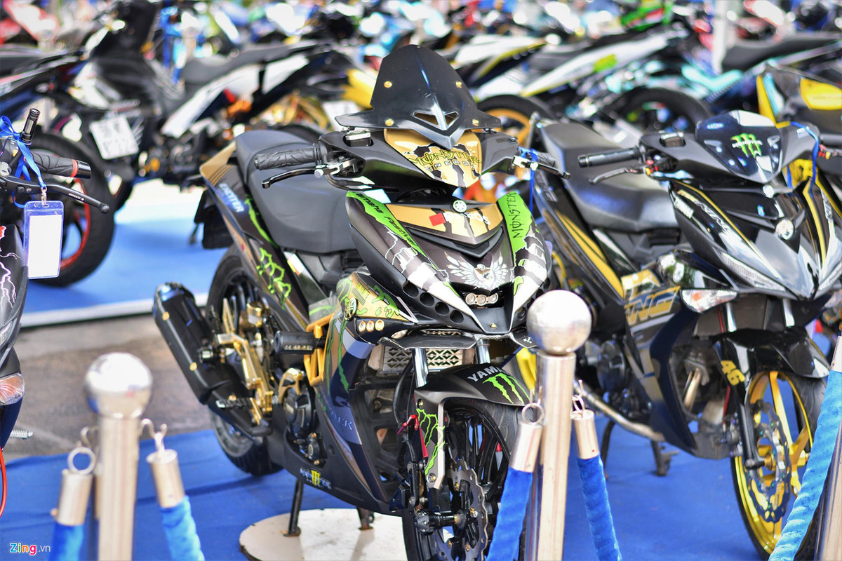 Chiếc xe trong hình được độ lại đầu đèn của Yamaha NVX, phần ốp phía trước có thiết kế như những mẫu xe phân khối lớn với 2 khe hút gió.